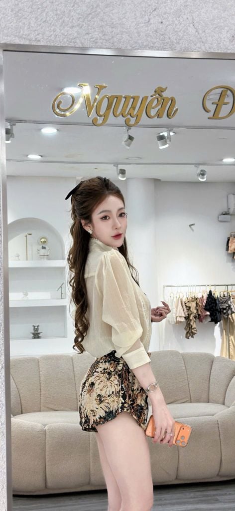 Áo cổ cao tay dài và quần short hoa (U32)