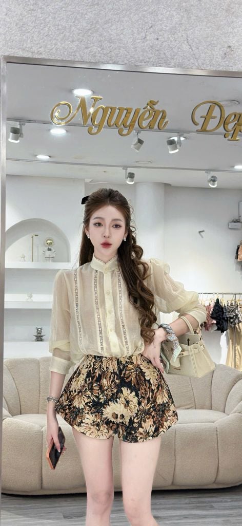 Áo cổ cao tay dài và quần short hoa (U32)