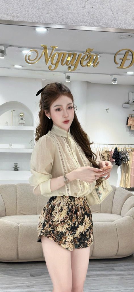 Áo cổ cao tay dài và quần short hoa (U32)