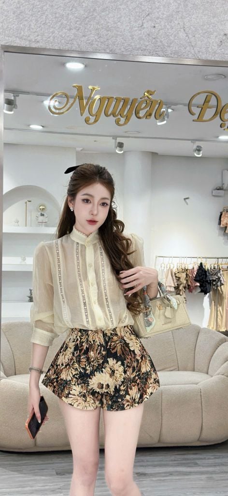 Áo cổ cao tay dài và quần short hoa (U32)