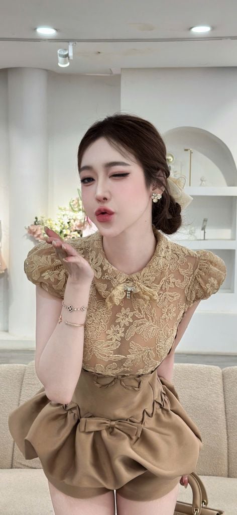 Jum Ren Lưới Thêu Nổi Cổ Lá Sen Quần Bí Phối Nơ (V53)