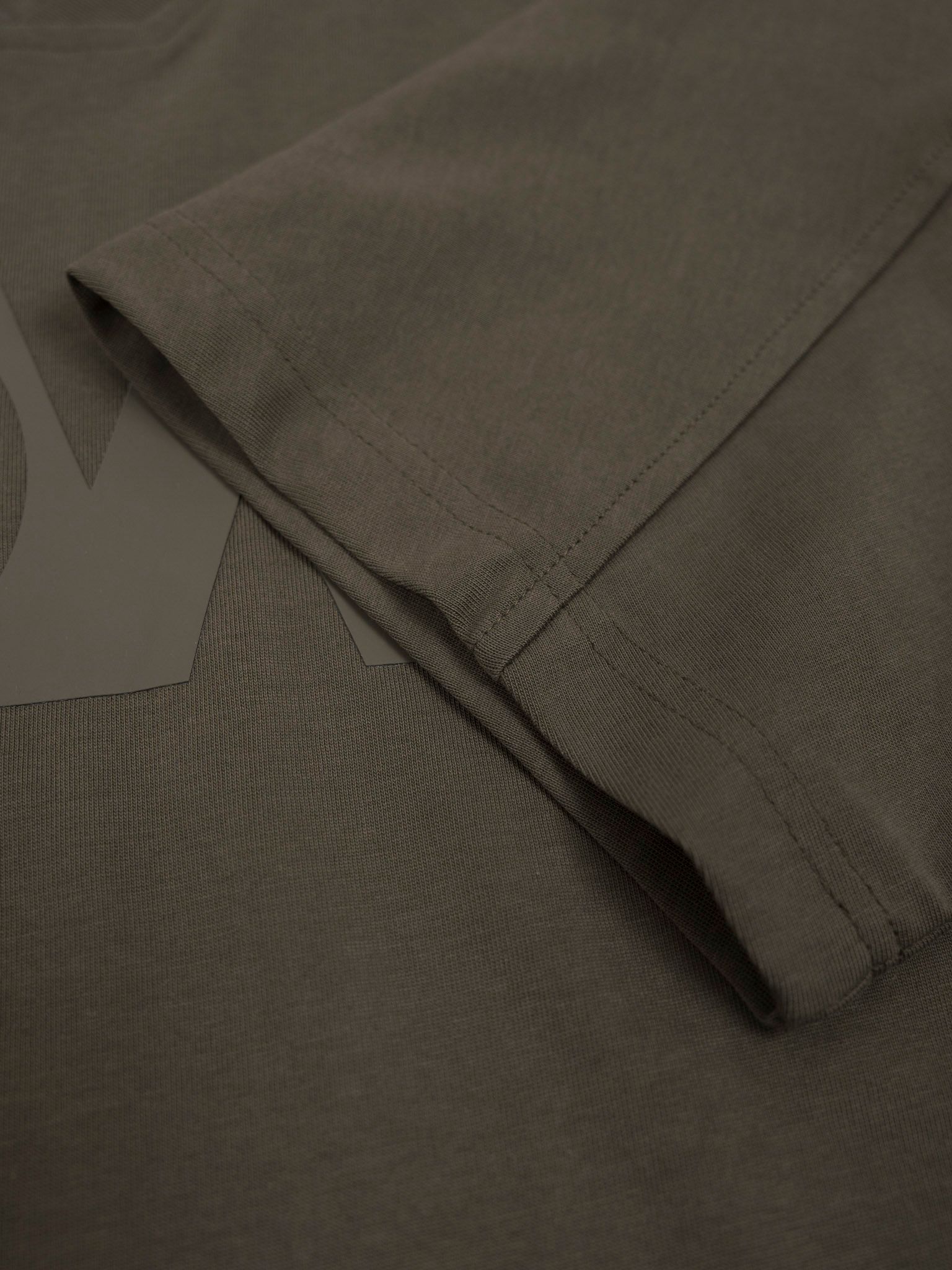  HOWS® RELAXED THE NOISE V-NECK / MOSS 