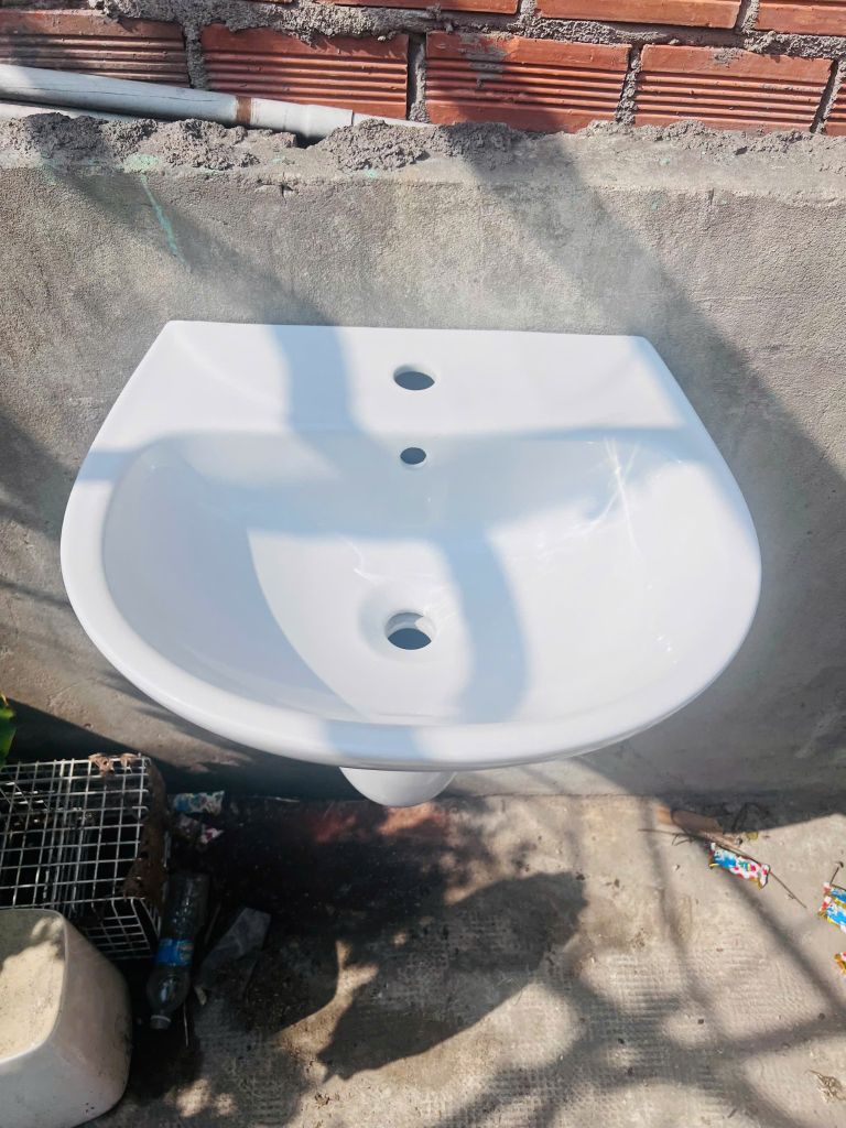 LAVABO TREO TƯỜNG - L04