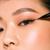 Kẻ mắt nước chống trôi Clio Superproof Brush Liner Kill Black 0.55ml