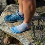  Tất Xỏ Ngón Chạy Địa Hình Injinji Women Trail Midweight Mini Crew - Salmon 