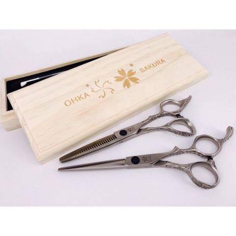 kéo cắt tóc bằng thép không gỉ SAKURA (1 kéo cắt or tỉa) AZ008 có hộp gỗ mở khóa, dầu tra kéo đi kèm