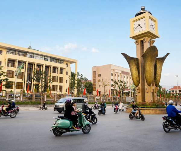  Tháp đồng hồ vòng xuyến Cẩm Phả Quảng Ninh 