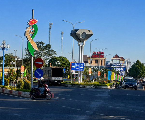  Tháp đồng hồ công cộng Chư Sê Gia Lai 
