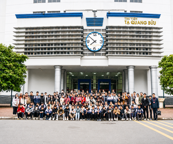  Đồng hồ công cộng trường đại học Bách Khoa Hà Nội 