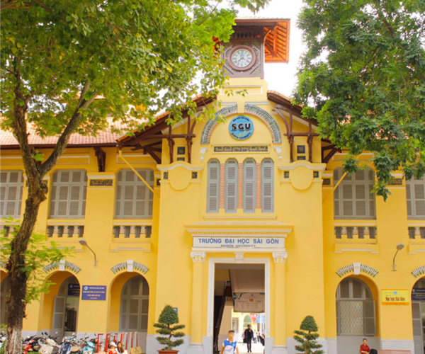  Đồng hồ công cộng trường Đại Học Sài Gòn Hồ Chí Minh 