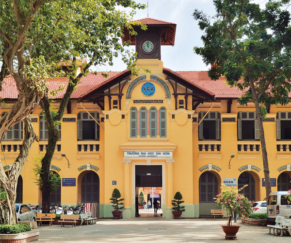  Đồng hồ công cộng trường Đại Học Sài Gòn Hồ Chí Minh 