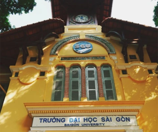  Đồng hồ công cộng trường Đại Học Sài Gòn Hồ Chí Minh 
