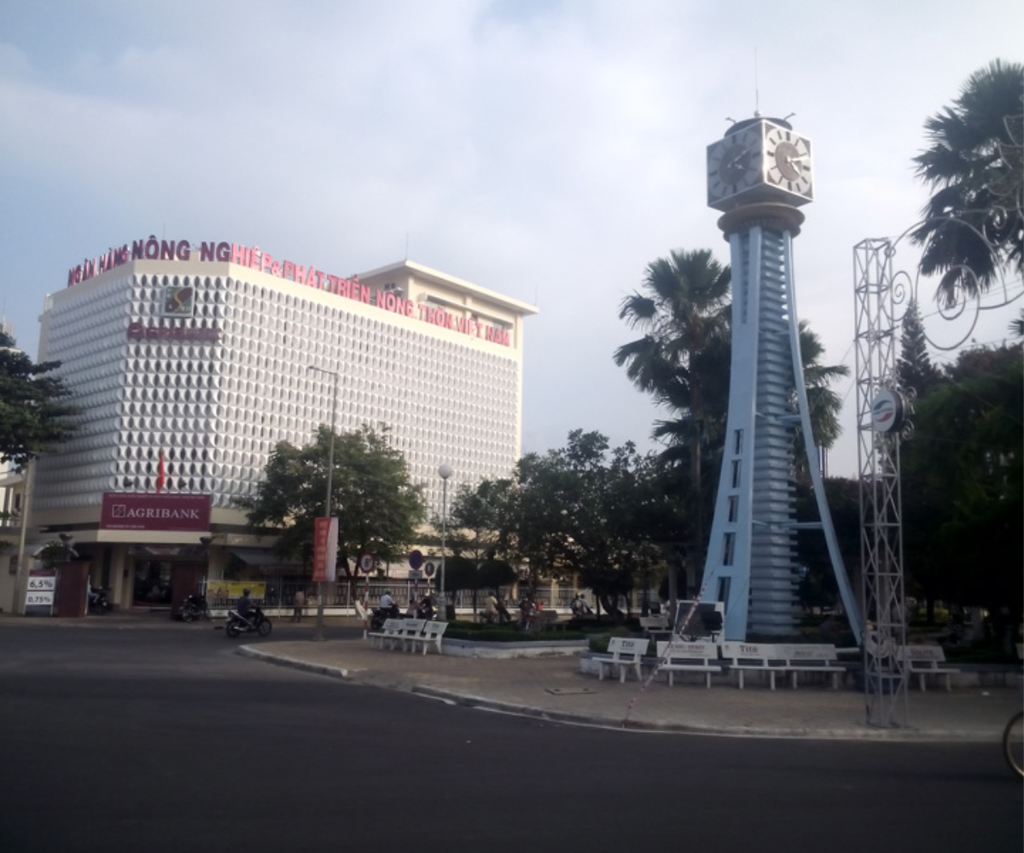  Tháp đồng hồ công cộng tại Vòng xoay Cần Thơ 