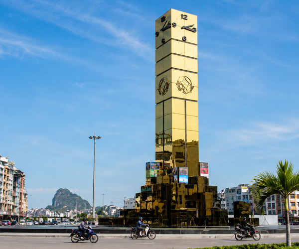  Cột đồng hồ công cộng tại vòng xuyến Hạ Long Quảng Ninh 