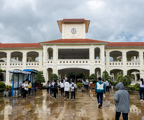  Đồng hồ công cộng trường THPT Hậu Nghĩa, Long An 