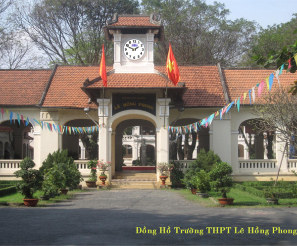  Đồng hồ công cộng trường THPT Lê Hồng Phong Hồ Chí Minh 
