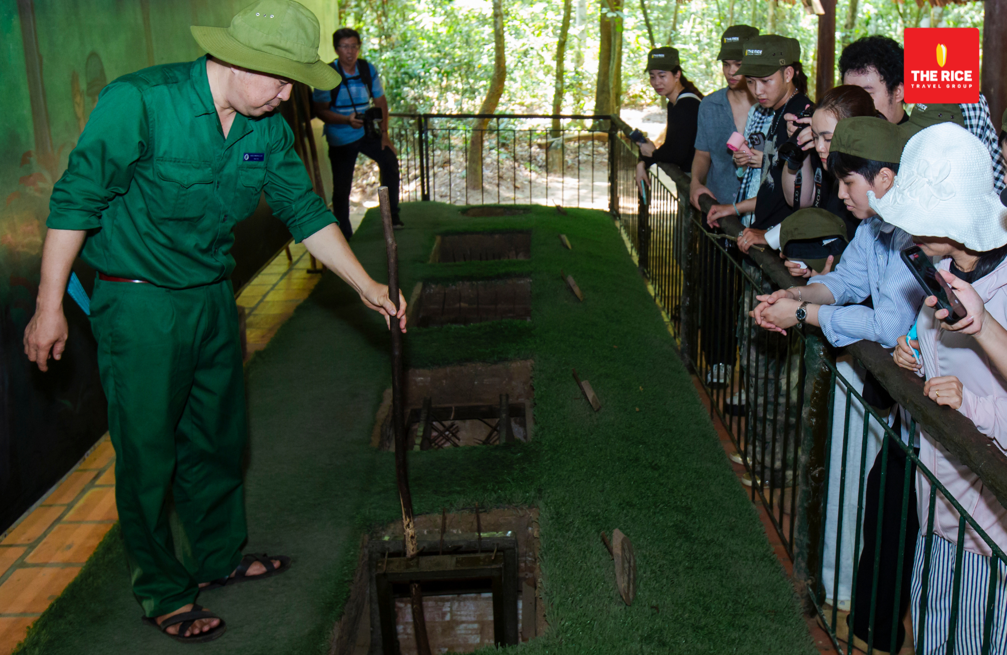  Tour Cu Chi Tunnels 1/2 Day Premium 