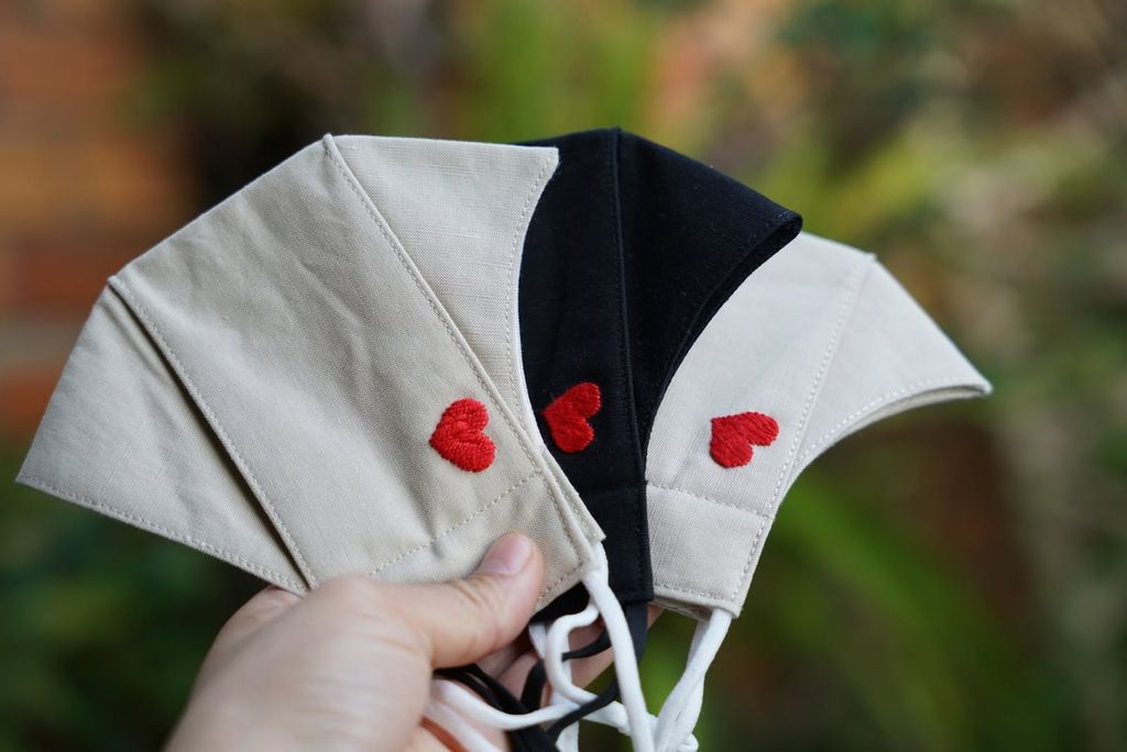 Khẩu trang vải linen cho Mẹ thêu tay hình trái tim