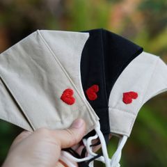 Khẩu trang vải linen cho Mẹ thêu tay hình trái tim
