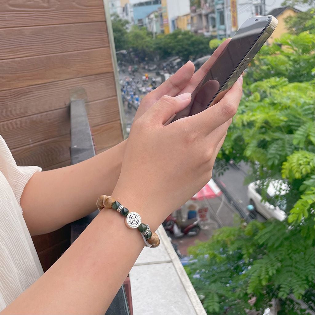 Vòng Tay Phúc Linh Tốc Xám Quằn 10ly Phối Charm Bánh Xe Bạc 1 Mặt