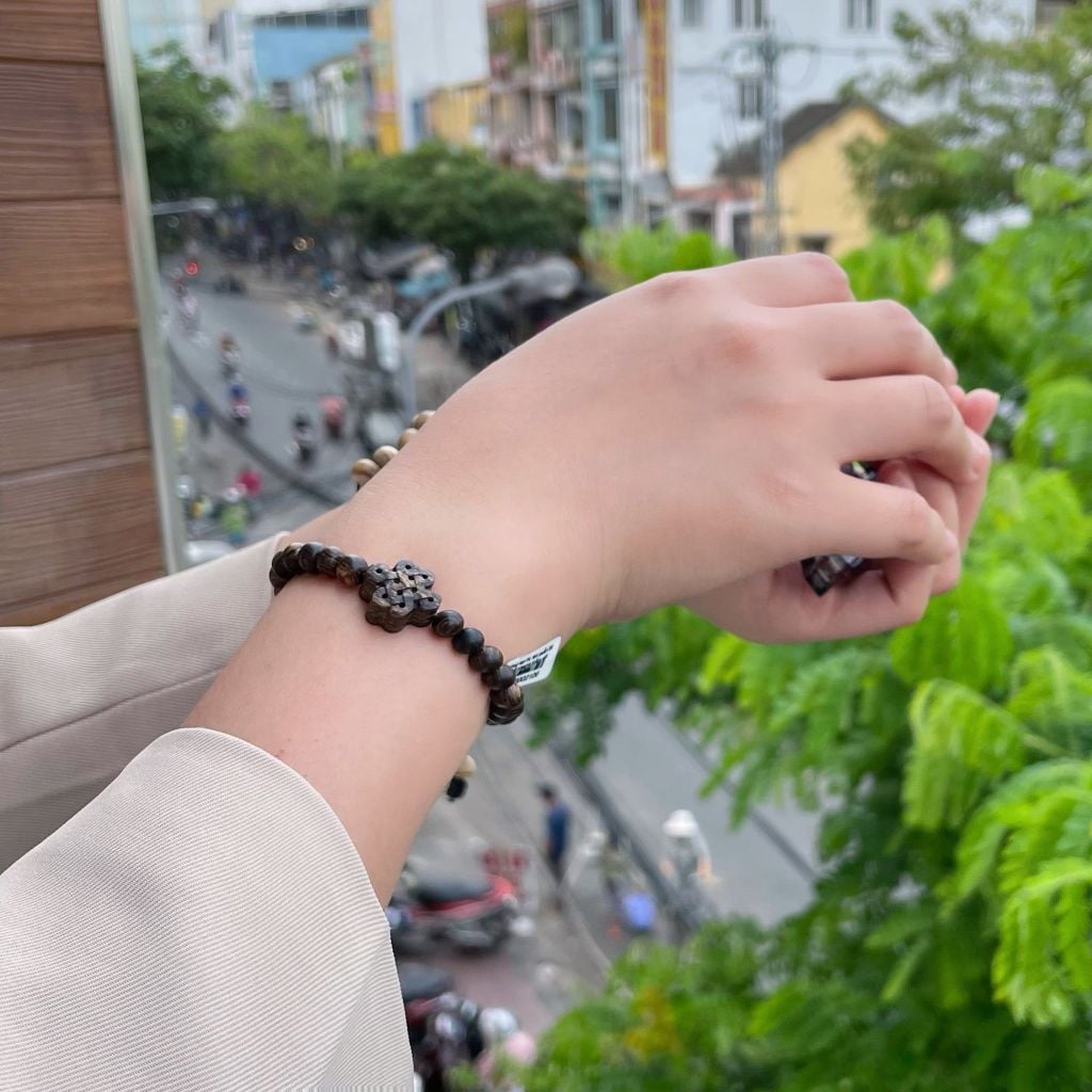 Vòng Tay Phúc Linh Sánh Quằn 6ly Phối Charm Trầm Cát Tường