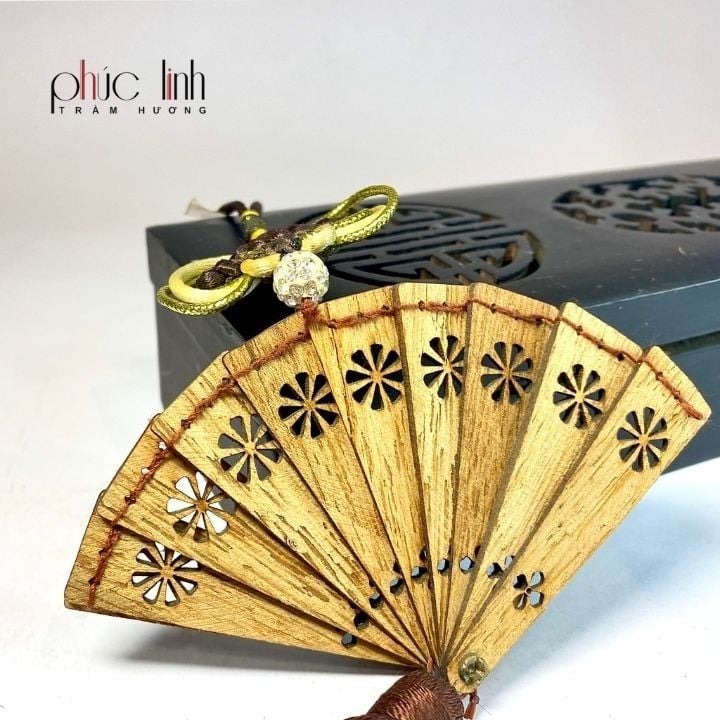 Đồ Treo Xe Ô Tô Quạt Trầm Hương