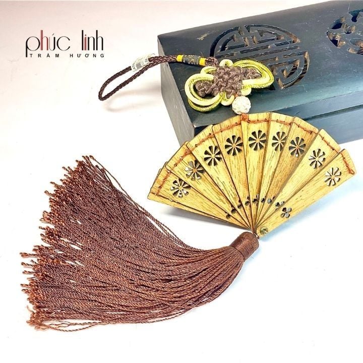 Đồ Treo Xe Ô Tô Quạt Trầm Hương