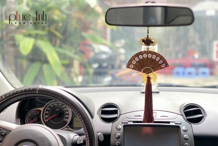 Đồ Treo Xe Ô Tô Quạt Trầm Hương