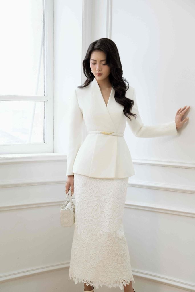 Áo Vest Trắng Cổ Leo Dài Tay Nữ Aristina 9GI005BH0