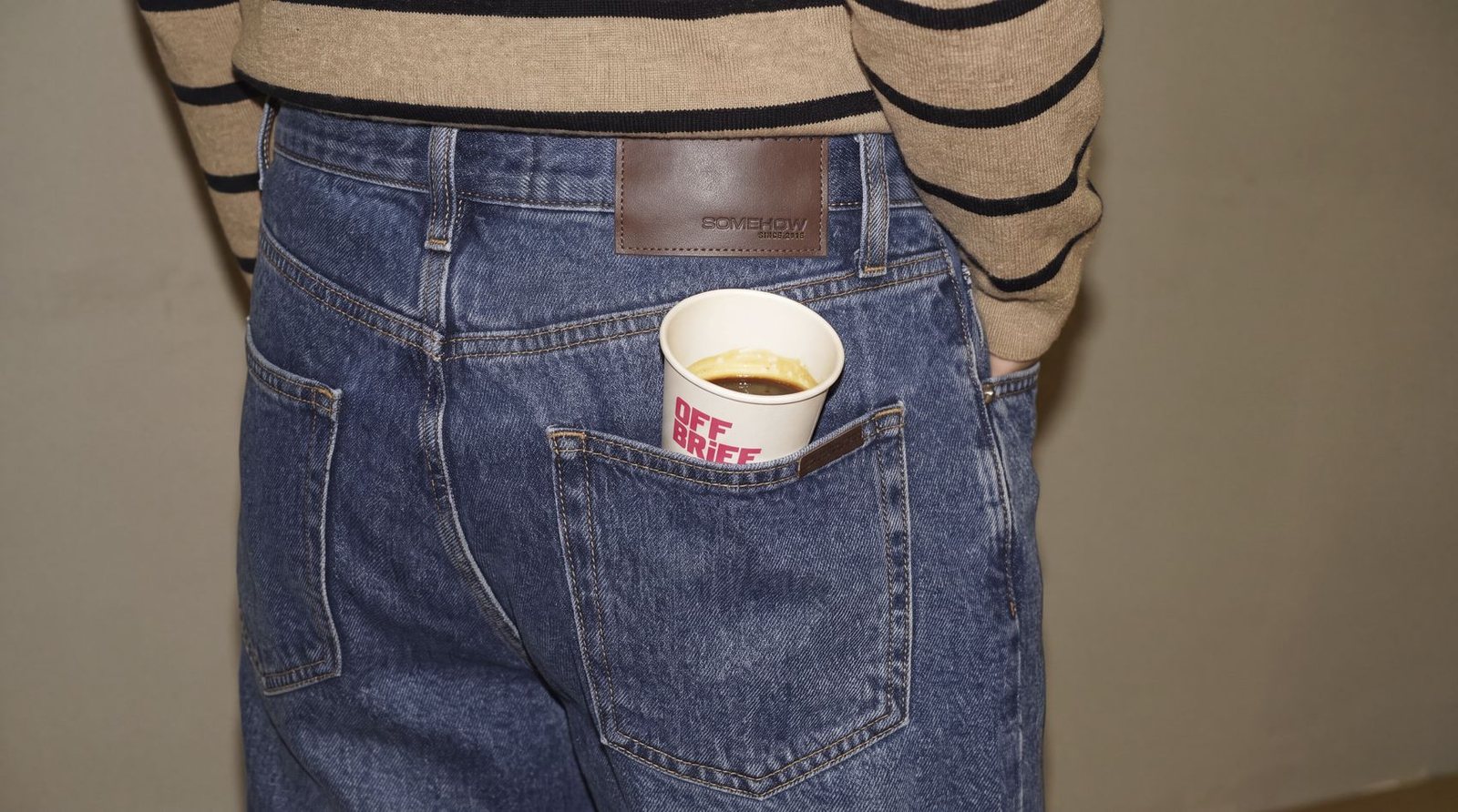Ly cà phê trong túi sau jeans SomeHow