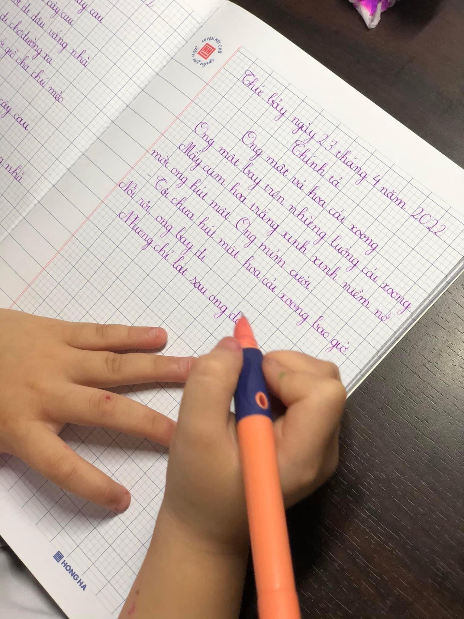 Bút học sinh viết hàng ngày