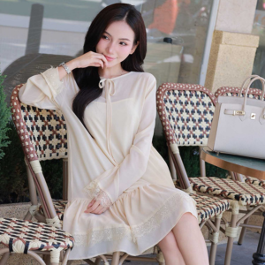 Đầm midi họa tiết hoa cổ V phối ren