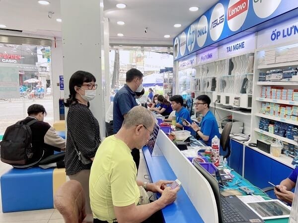 khách hàng sửa chữa tại Bảo Hành One