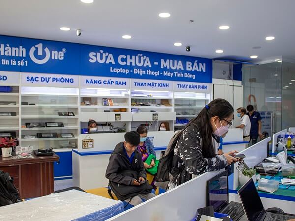 khách hàng sửa chữa tại Bảo Hành One