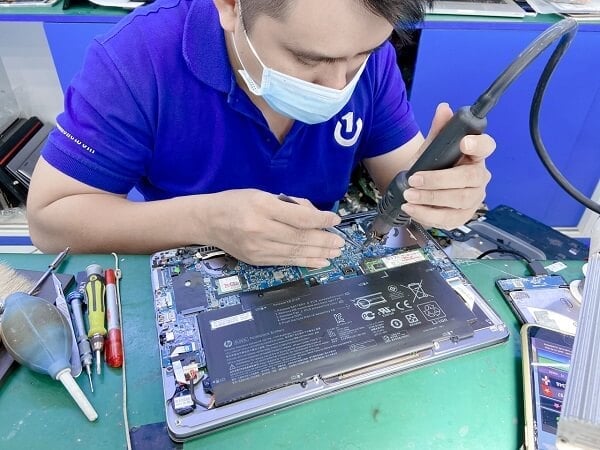 khách hàng sửa chữa tại Bảo Hành One