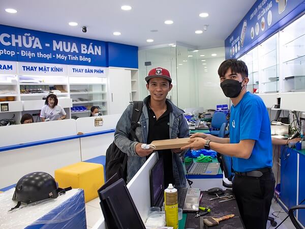 khách hàng sửa chữa tại Bảo Hành One