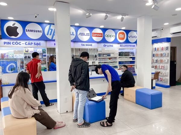 khách hàng sửa chữa tại Bảo Hành One