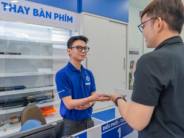 khách hàng sửa chữa tại Bảo Hành One