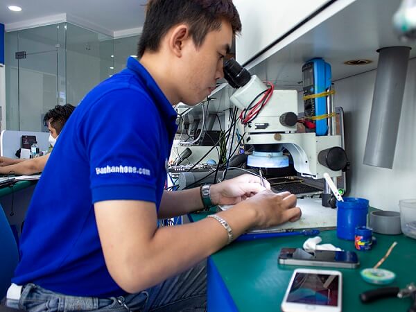 khách hàng sửa chữa tại Bảo Hành One