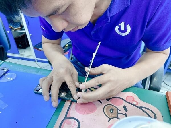 khách hàng sửa chữa tại Bảo Hành One