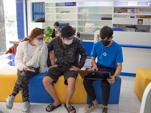 khách hàng sửa chữa tại Bảo Hành One