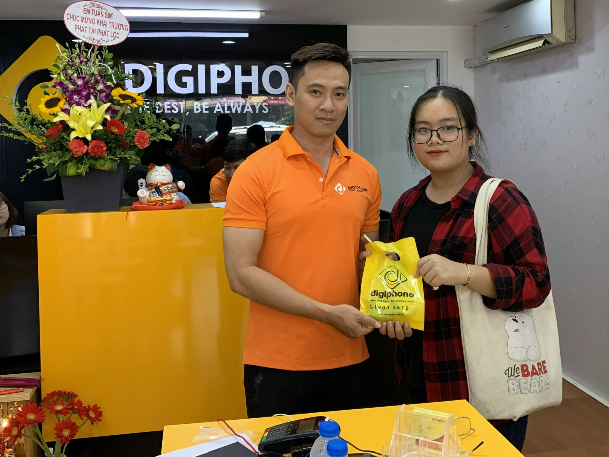 Khách hàng tại Digiphone Hà Nội