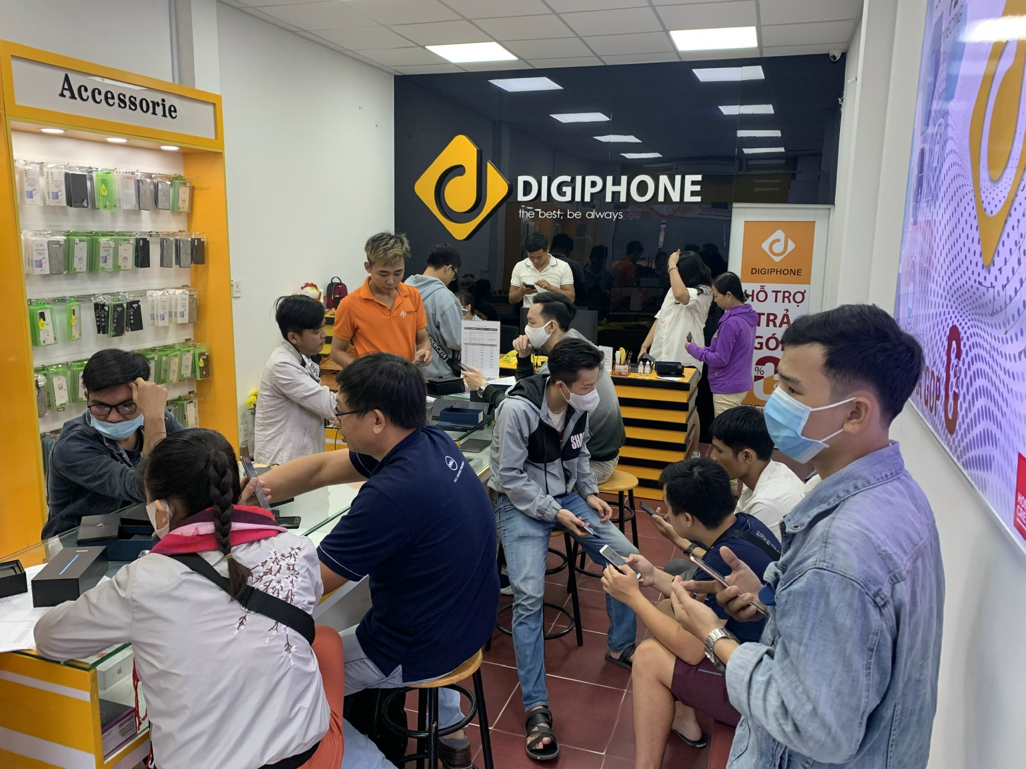 Khách hàng tại Digiphone Gò Vấp