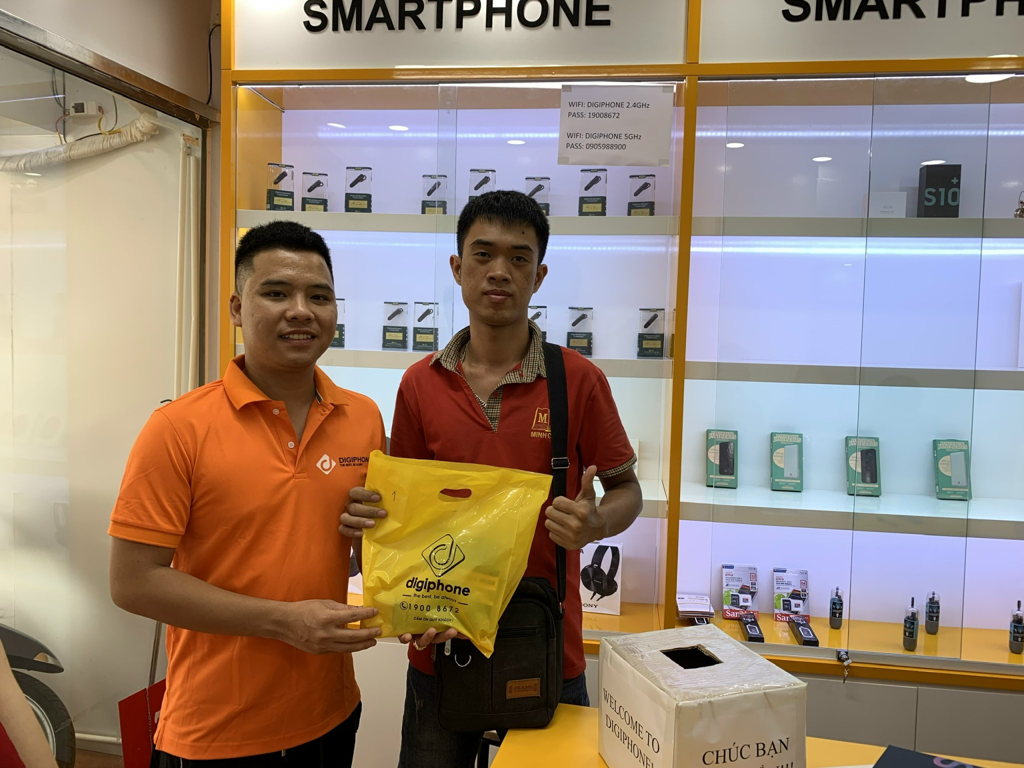 Khách hàng tại Digiphone Gò Vấp