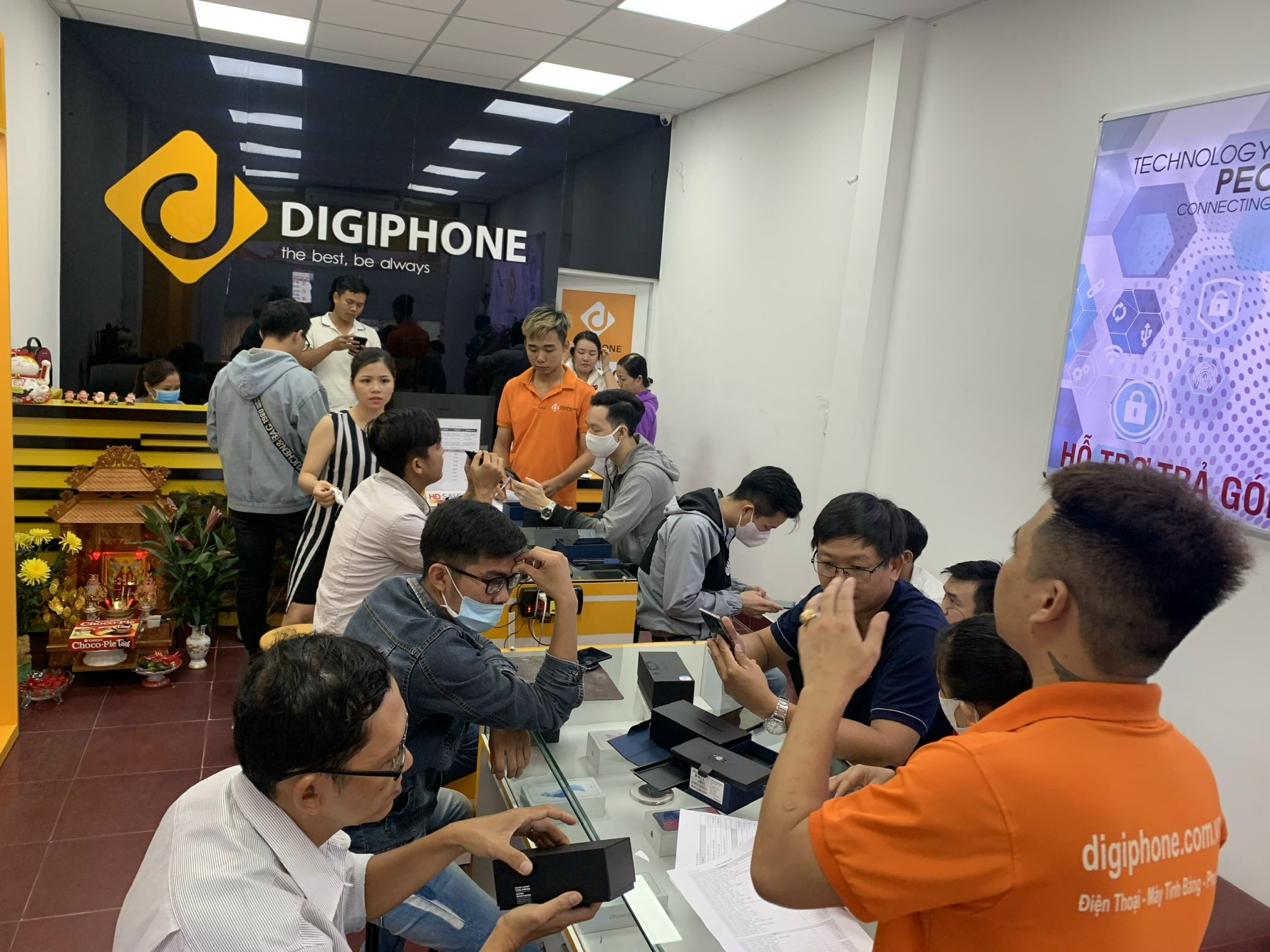 Khách hàng tại Digiphone Hà Nội