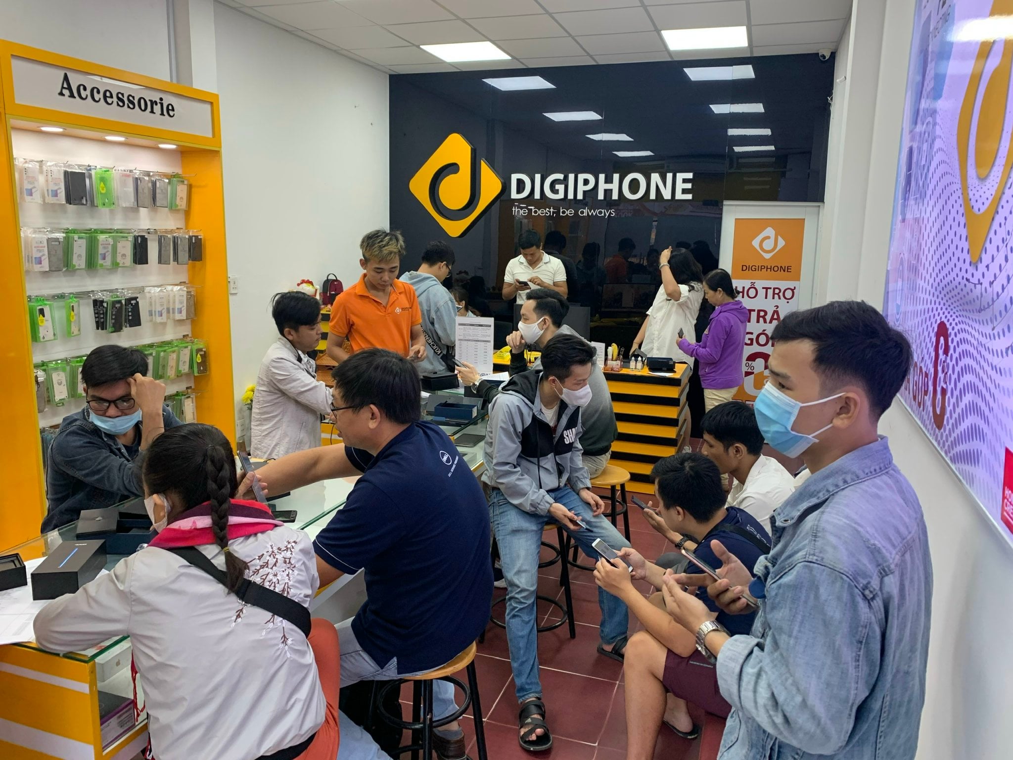 Khách hàng tại Digiphone Gò Vấp