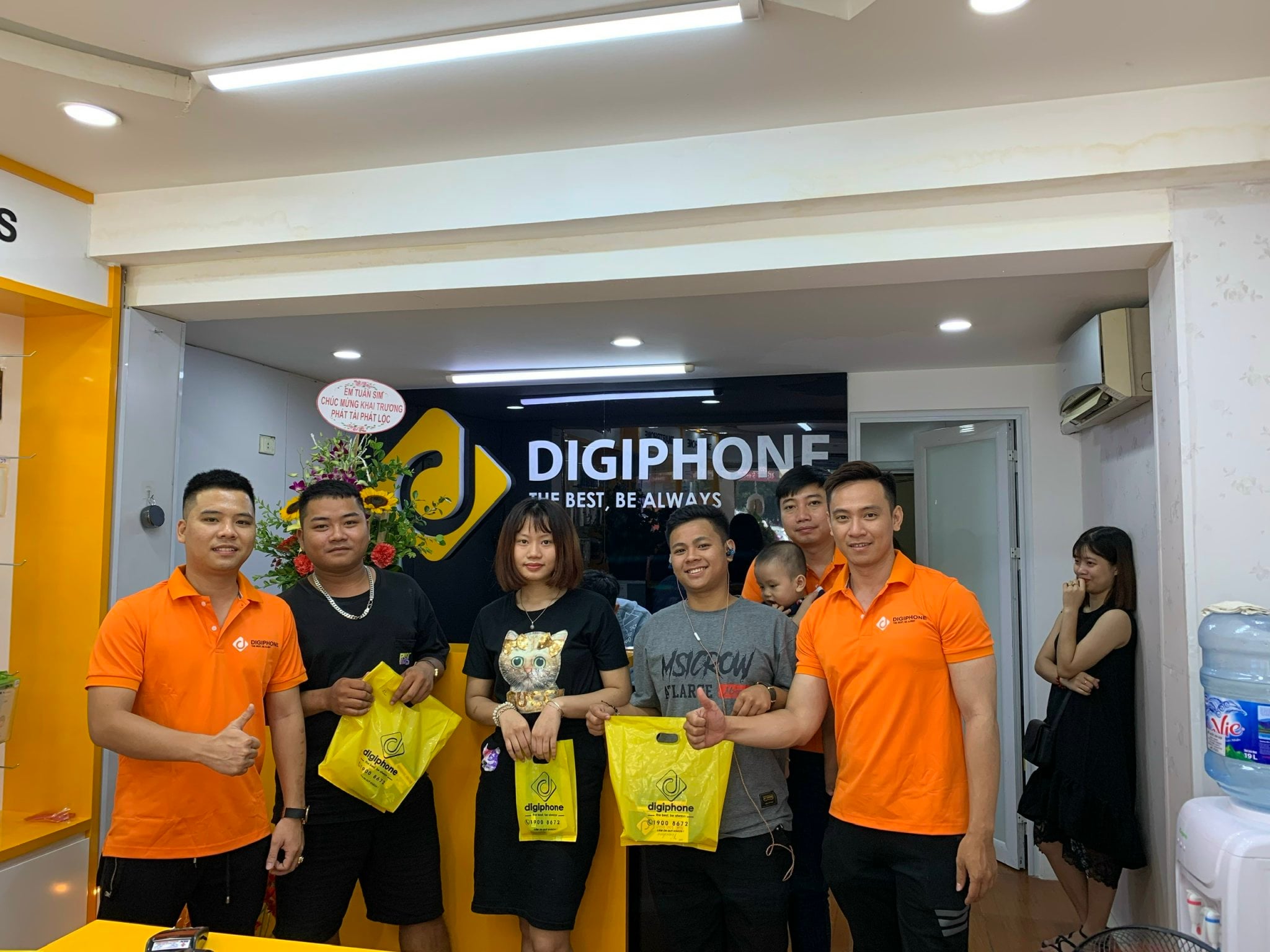 Khách hàng tại Digiphone Hà Nội