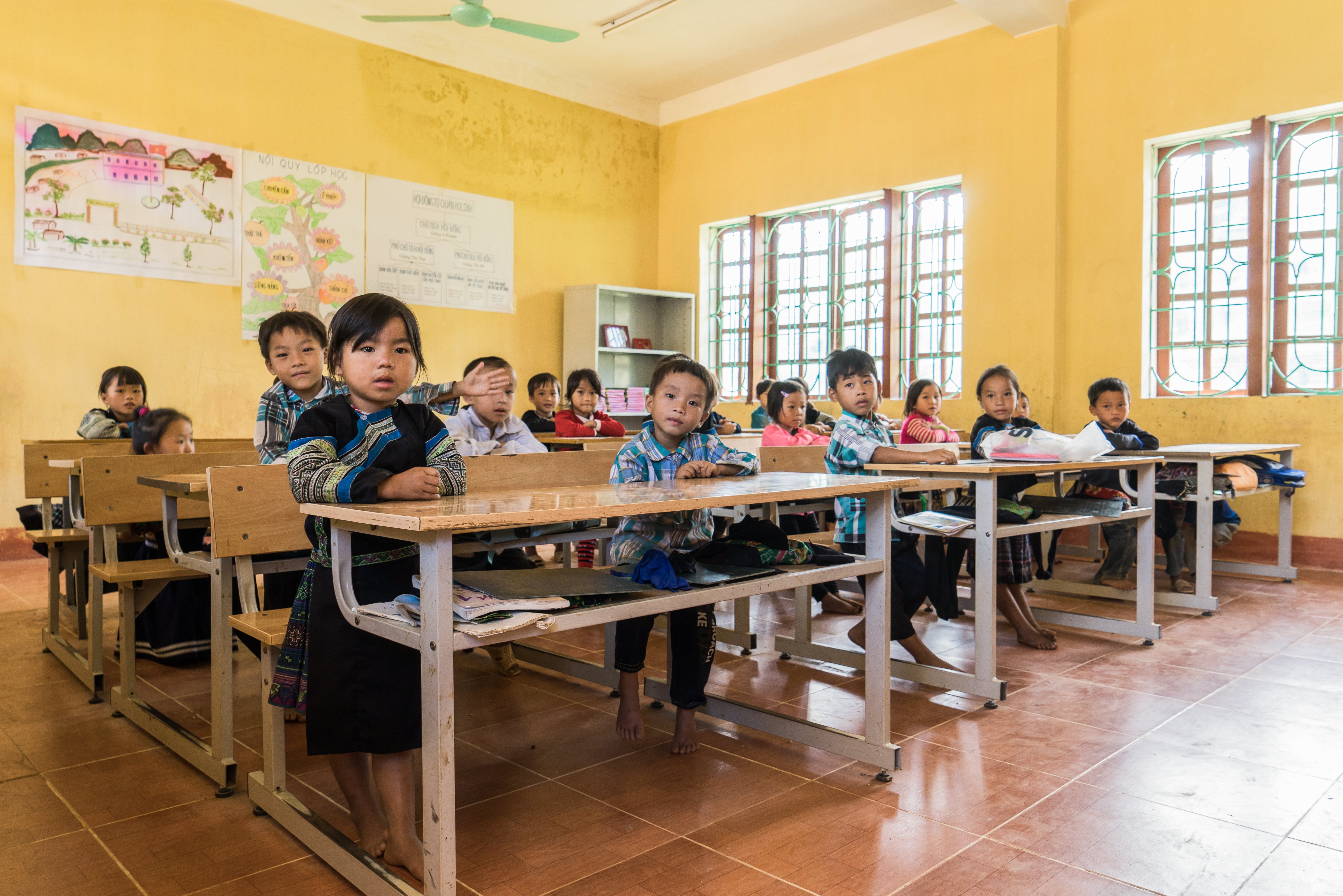 Tặng Giày Cho Trẻ Em