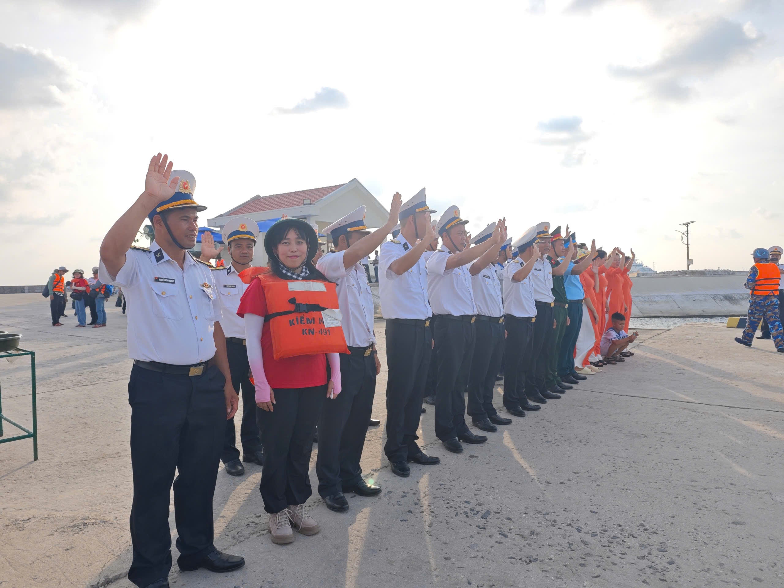 Tặng Quà Đến Các Chiến Sĩ