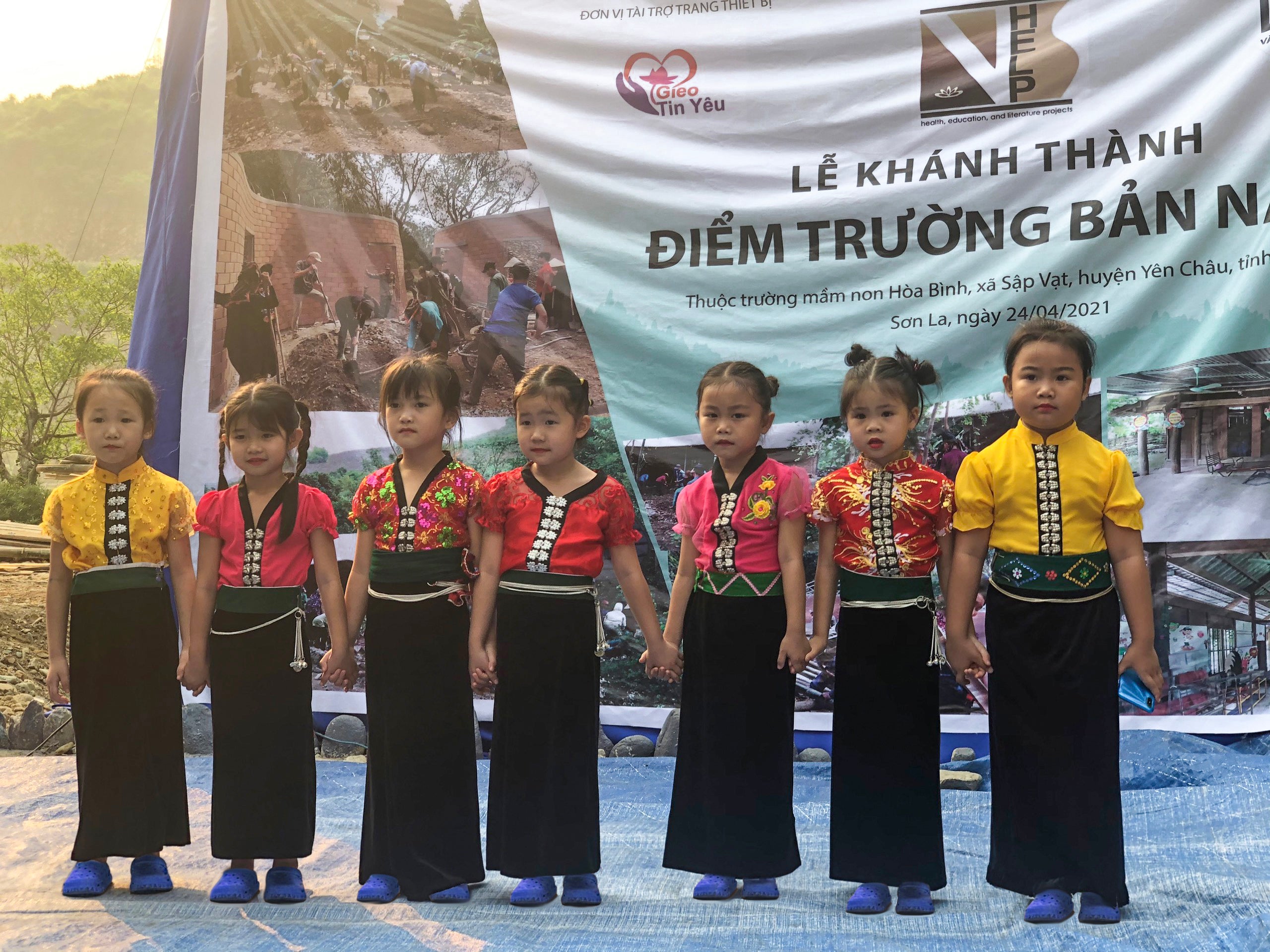 Tài trợ xây điểm Trường mầm non Na Pa, xã Sập Vạt, huyện Yên Châu, tỉnh Sơn La - một điểm trường vùng biên giới với địa hình phức tạp, bị chia cắt bởi các dãy núi đá vôi cao và thiếu thốn trăm bề về cơ sở vật chất, trang thiết bị.